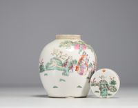 China - Covered pot in pink family polychrome porcelain decorated with a figure, late 19th century.