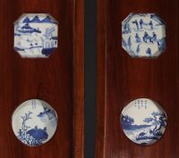 China - Suite of four panels decorated with sixteen blue-white porcelains, Ming and Kangxi period, 18th century.