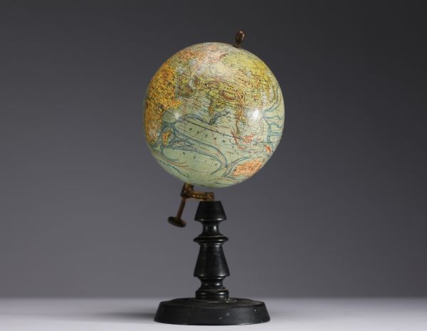 J. Forest, Paris - Globe terrestre, base en bois tourné noir, vers 1908.