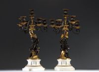 Paire de candélabres aux putti en bronze patiné et doré sur socle en marbre blanc, époque Napoléon III.