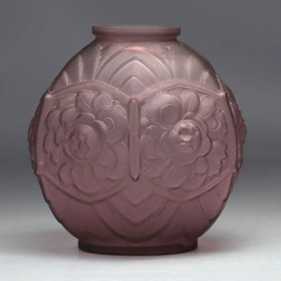 Vase boule Art Déco à motifs floraux stylisés sur fond mauve signé CLA France