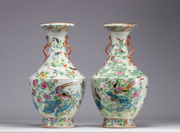 Chine - Rare grande paire de vases porcelaine famille rose à décor d'oiseaux et de fleurs, XIXe siècle. 