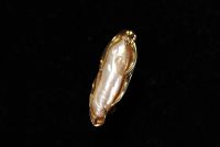 Large freshwater pearl mounted on an 18k yellow gold brooch weighing 8g.