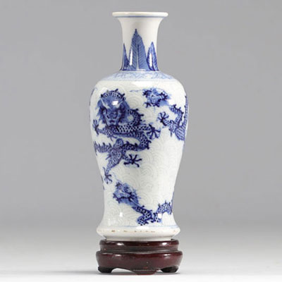 Petit vase en porcelaine blanc bleu à décor de dragons impériaux