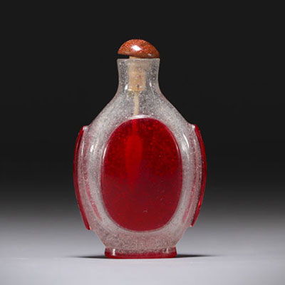 Chine - Tabatière en verre multicouche rouge.