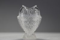 Baccarat - Vase en verre soufflé-moulé figurant deux carpes côte à côte.