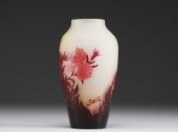 Émile GALLÉ (1846-1904) Vase en verre multicouche dégagé à l'acide au décor floral, signé.