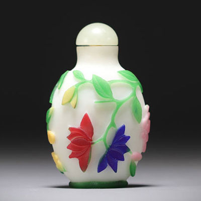 Chine - Tabatière en verre multicouche à décor floral sur fond blanc