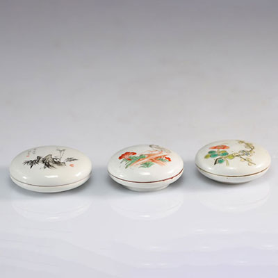 (3) Lot de trois boîtes à encre en porcelaine à décor de fleurs 