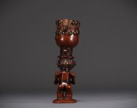 Mortier à tabac Chokwe en bois sculpté rehaussé de clous en laiton, début XXe siècle.