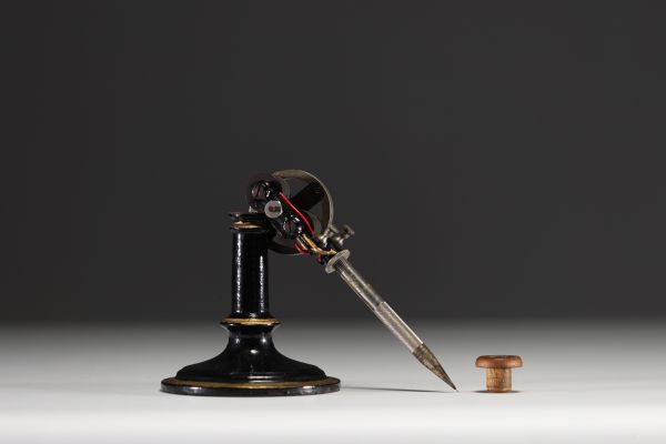 Thomas EDISON (1847-1931) Stylo électrique sur sa base, breveté le 15 août 1876.