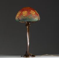 DAUM Nancy et Louis MAJORELLE (1859-1926) - Lampe de table en verre multicouche dégagé à l'acide à décor floral stylisé, non signée.