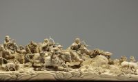 Chine - Groupe en ivoire sculpté dans une défense, décor d'une chasse à courre, socle bois veiné d'argent, vers 1920-30
