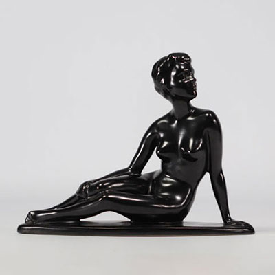 VILLEROY & BOCH Septfontaines sculpture noire en forme d'une femme allongée en faïence