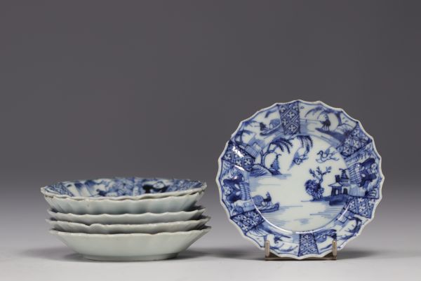 Chine - ensemble de six soucoupes en porcelaine blanche et bleue, époque Kangxi.