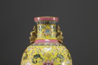 Chine - Vase en porcelaine de la famille rose sur fond jaune marque au bleu sous la pièce.