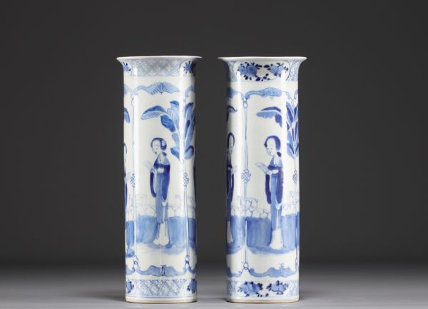 Chine - Paire de vases en porcelaine bleu blanc à décorde dames et chauve souris, marque  Kanjxi, XIXème.