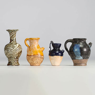 Chine - Ensemble de quatre pièces, vases et verseuses en terre cuite vernissée, Dynastie Tang.