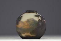 MULLER Frères Lunéville - Vase boule en verre multicouche dégagé à l'acide à décor boisé, signé.