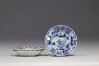 Chine - ensemble de six soucoupes en porcelaine blanche et bleue, époque Kangxi.