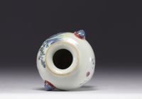 Chinese porcelain vase decorated with 