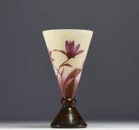 DAUM Nancy - Acid-etched multi-layered glass vase with daisy design, signed in the design.