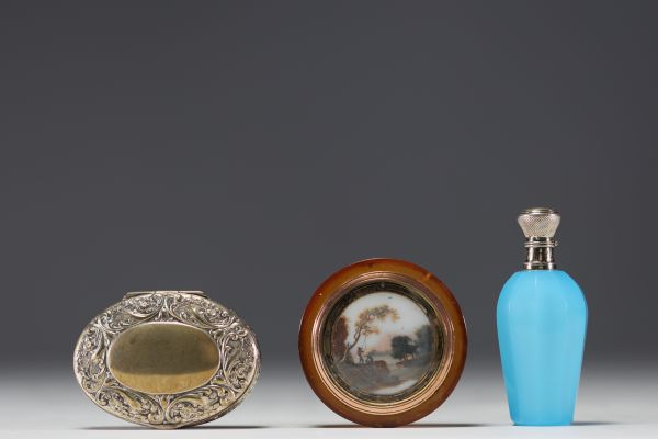 Set of three pieces, two snuffboxes and a salt bottle in opaline, silver stopper.