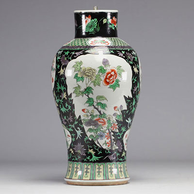 Vase en porcelaine de la Famille Verte avec un décor en cartouches de l'époque Qing (清朝)