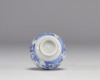 A small white and blue vase with flower decoration from the Kangxi period (1661-1722)