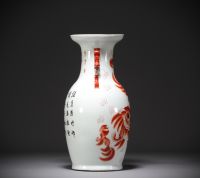 Chine - Grand vase en porcelaine à décor de chien de Fô et calligraphies.