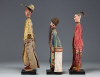 Chine - Ensemble de trois marionnettes de théâtre en costume traditionnel, laque et soie, époque XIXème.