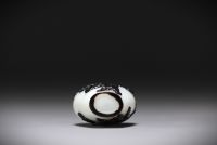 China - Snuffbox in two-tone white/black multi-layered glass decorated with children, signed.