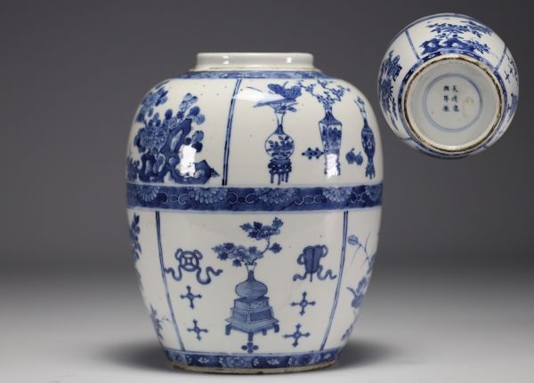 Chine - Vase en porcelaine blanc bleu, marque et époque Kangxi.