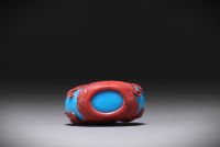 China - Snuffbox in blue/red two-tone multi-layered glass with bat decoration, 18th?