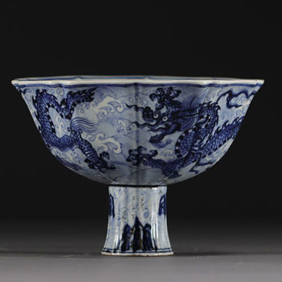 Chine - Bol sur pied en porcelaine bleu blanc à décor de dragons dans les vagues, marque Xuande.