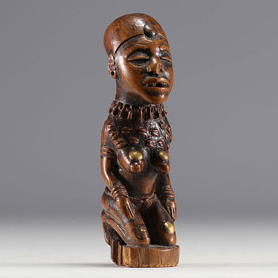 Rare statuette Bas-Congo en bois sculpté avec scarifications et clous provenant des années 1900