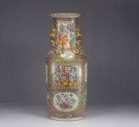 China - large Canton porcelain vase (82cm) with figures, 19th century.