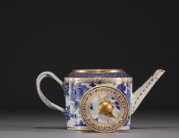 China - Blue-white porcelain teapot with gold highlights, Qianlong, 18th century.