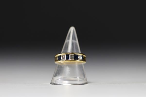 Bague sertie de diamants et saphirs pour un poids total de 7gr.