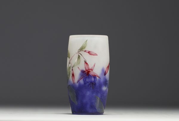 DAUM Nancy - Vase gobelet en verre multicouche dégagé à l'acide à décor émaillé de fuchsias, signé.