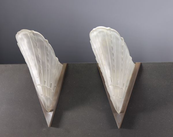 Jean GAUTHIER ( EJG) - Pair of Art Deco sconces in stylized glass.