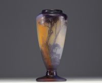 André DELATTE (1887-1953) Rare vase en verre multicouche dégagé à l'acide au décor de hibou, signé.