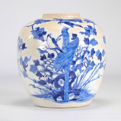 Vase en porcelaine de chine à décor d'oiseaux et de nature en blanc et bleu