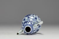 Chine - Petite verseuse en porcelaine blanc bleu, dynastie Ming.