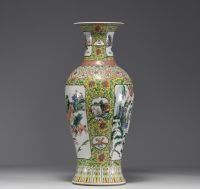 China - A green family polychrome porcelain vase decorated with warriors, 19th century.