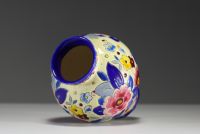 Charles CATTEAU (1880-1966) Boch Keramis - Vase en céramique émaillée à décor floral D2243, forme 1195, cachet sous la pièce.