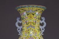 Chine - Imposant vase en porcelaine polychrome famille rose à décor floral sur fond jaune, anses figurant des dragons, XXème.