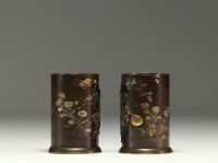 Japon - Paire de rinces pinceaux en bronze et bronze doré à décor de personnages, marque en creux, époque Meiji.