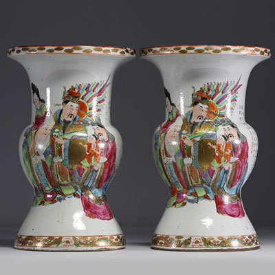 China - A pair of famille rose porcelain vases decorated with dignitaries, courtesans and poems, 19th century.