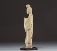 Chine - Guanyin, sculpture en ivoire sur socle en bois exotique, d'époque Ming.